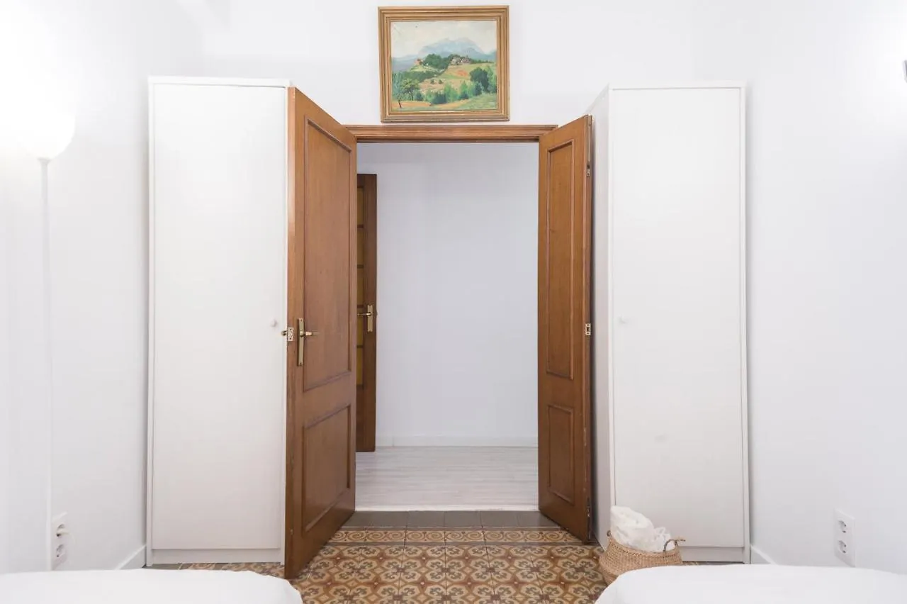 Spacious 3 Bed Apt In The Heart Of Sant Antoni Барселона