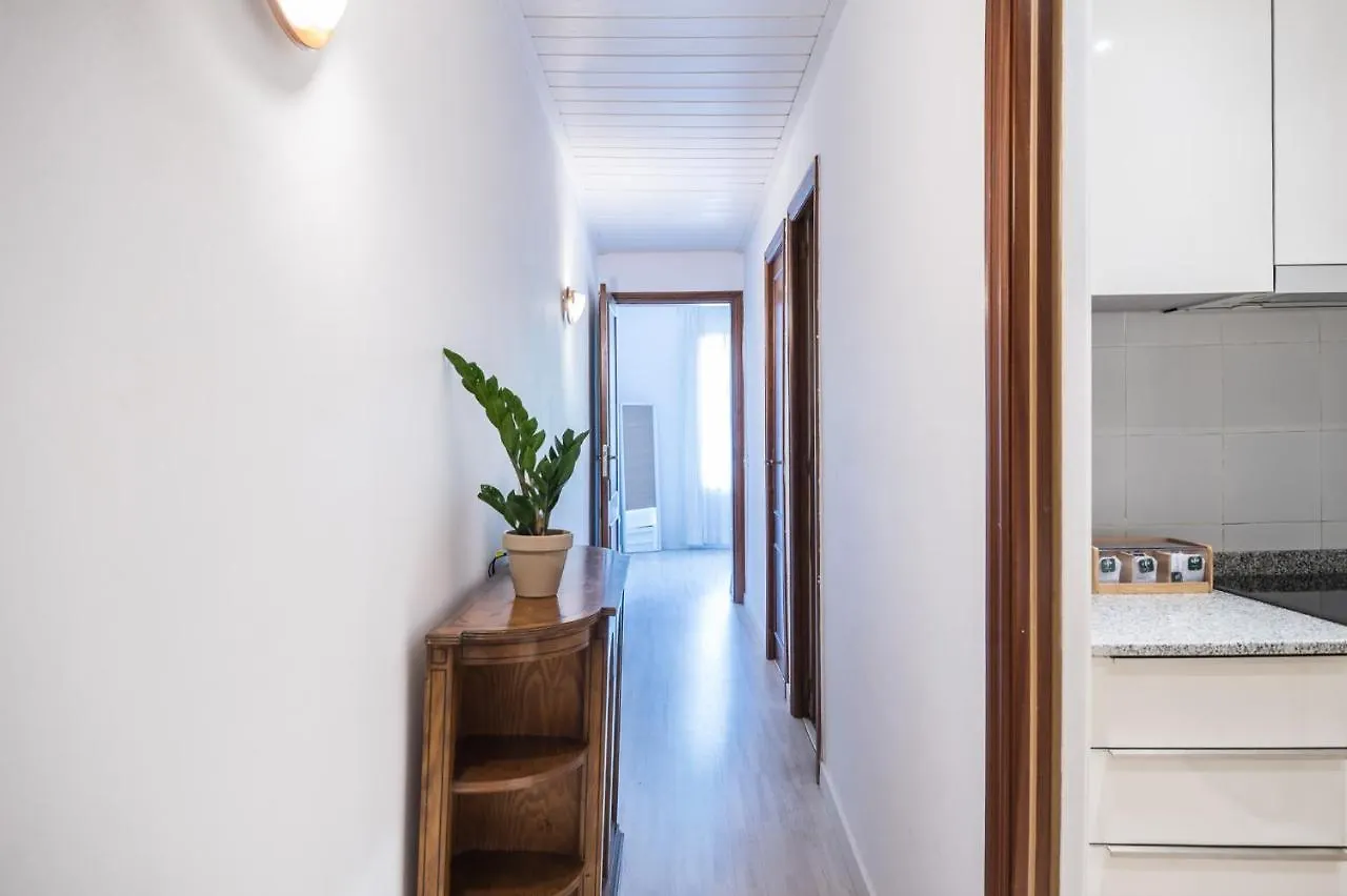Spacious 3 Bed Apt In The Heart Of Sant Antoni Барселона